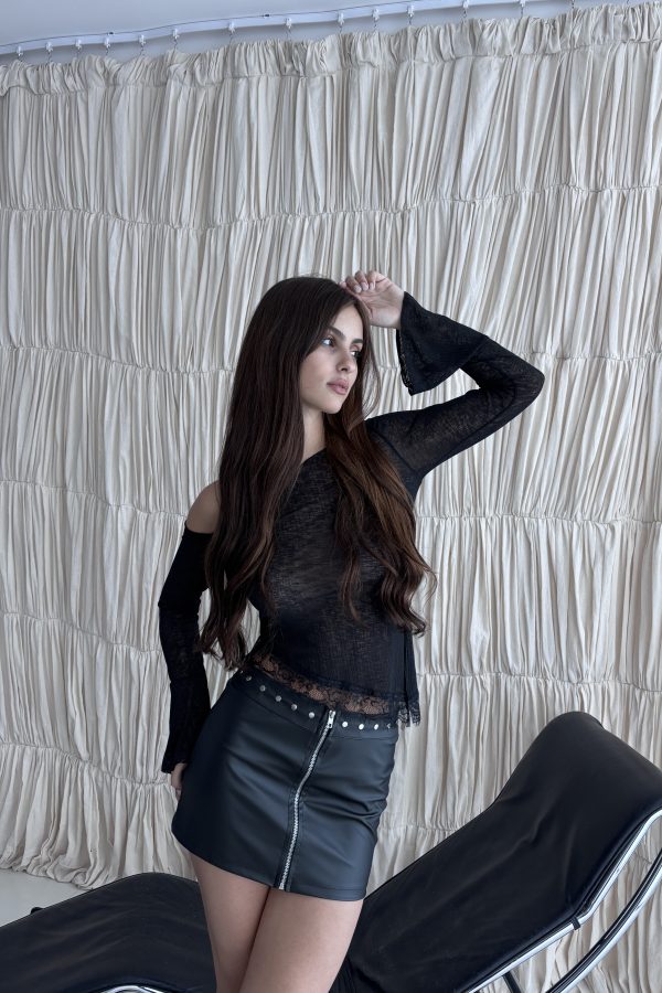 TOP TUL TRAMADO CON PUNTILLA ASIMETRICO MANGA OXFORD